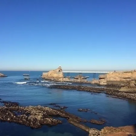 Salombo : A Deux Pas Des Commerces Et De La Grande Plage De アパート *