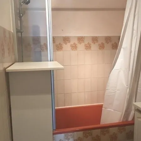 Appartement Salombo : A Deux Pas Des Commerces Et De La Grande Plage De *