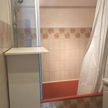 Appartement Salombo : A Deux Pas Des Commerces Et De La Grande Plage De